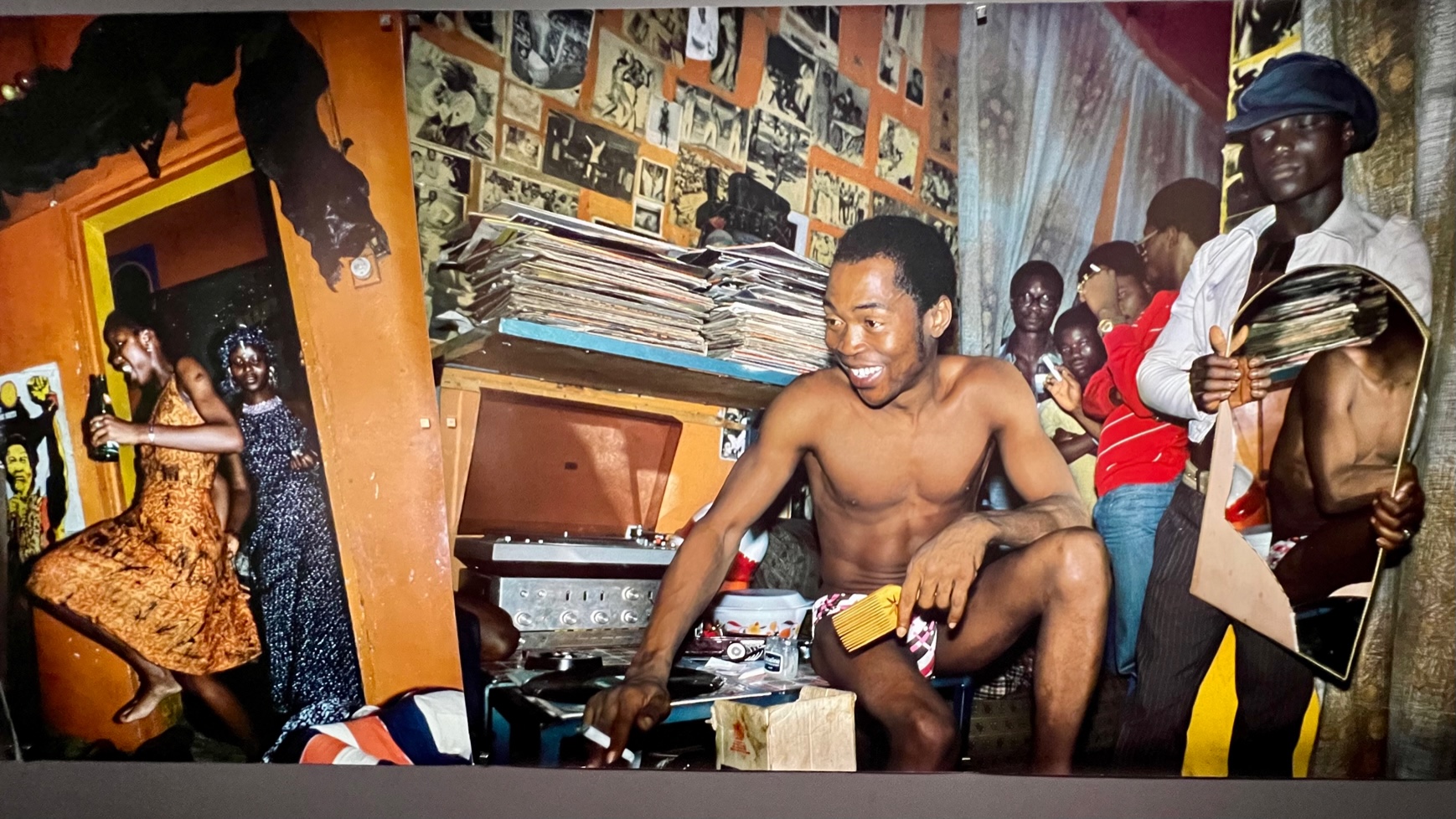 Photo de Fela avec un saxophone